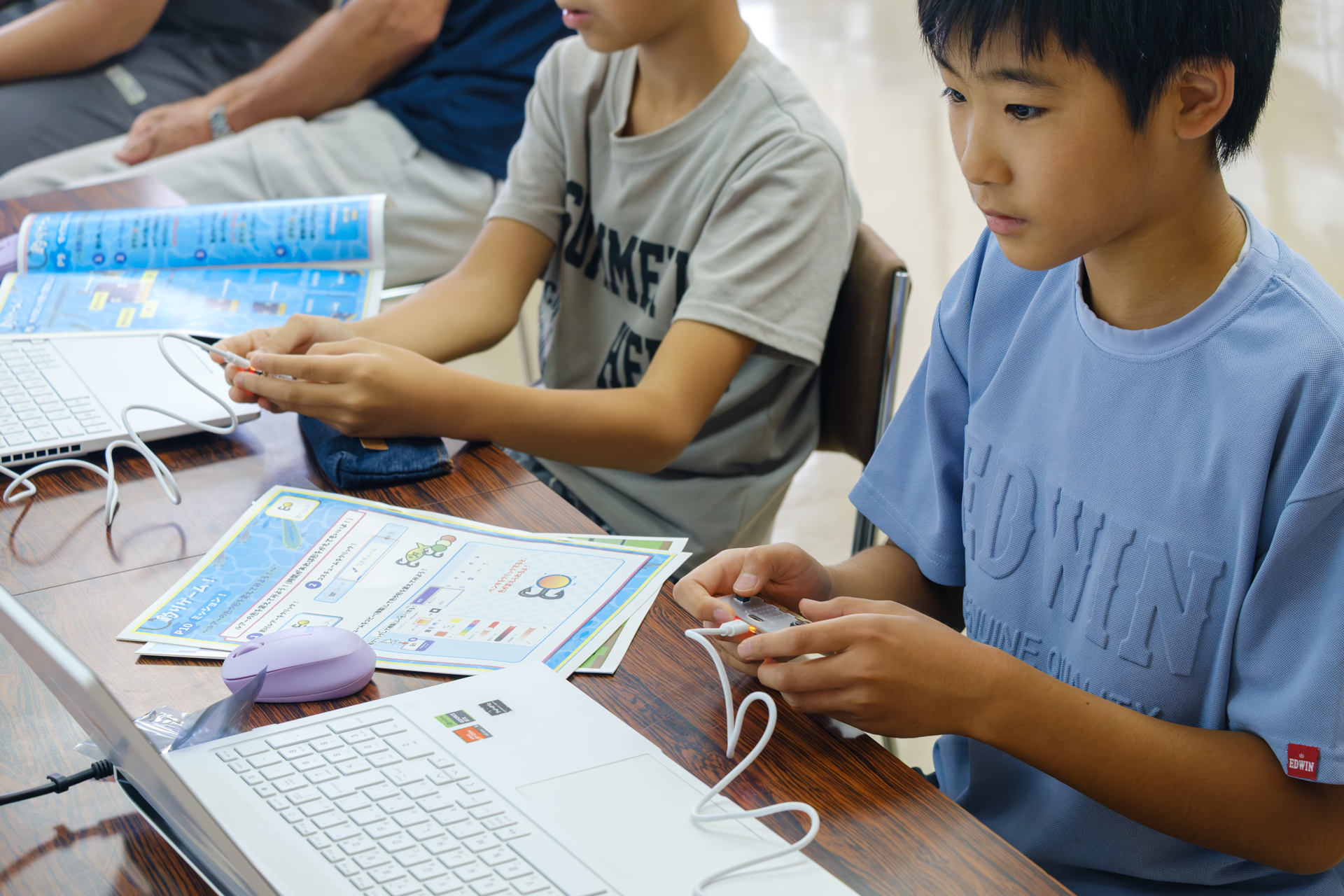 microbitを操作する子ども①