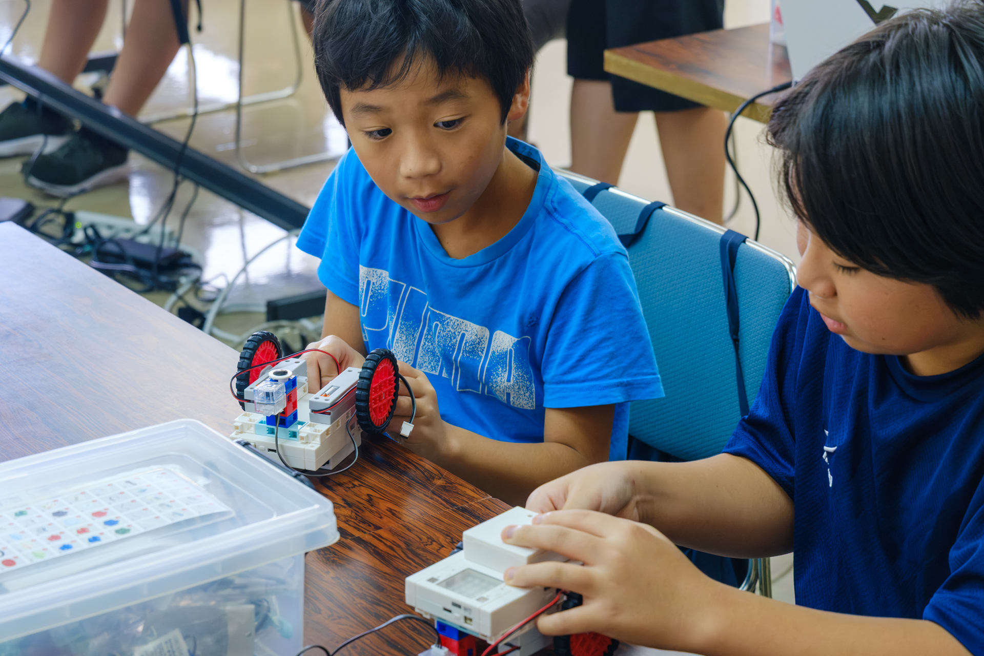 ロボットを組み立てる子ども